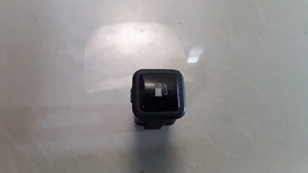 Fuel tank opening switch – Volkswagen Passat B5 (1997-2000)