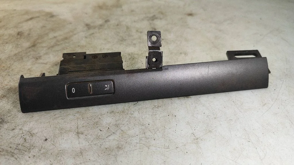 Interior fan control switch – Volkswagen Phaeton (2002-2016)