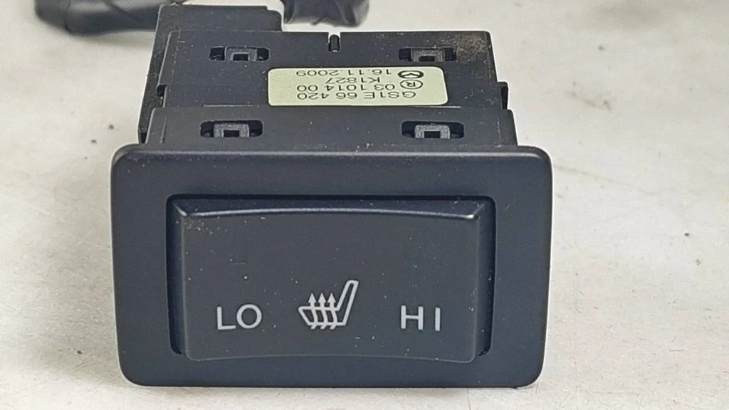 Seat heating switch GS1E66420