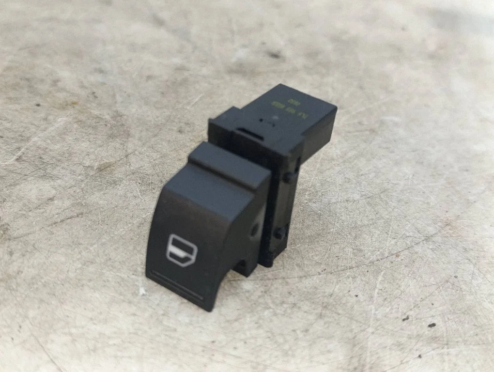 Elektriaknate lüliti 7L6959855B