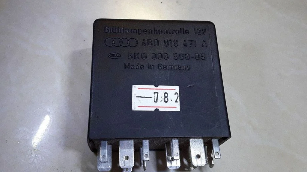 Light relay – Audi A6 S6 C4 4A (1994-1997)