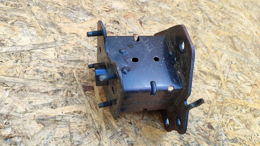 Tagumise kaitseraua löögisummuti – Nissan Qashqai J12 (2021-)