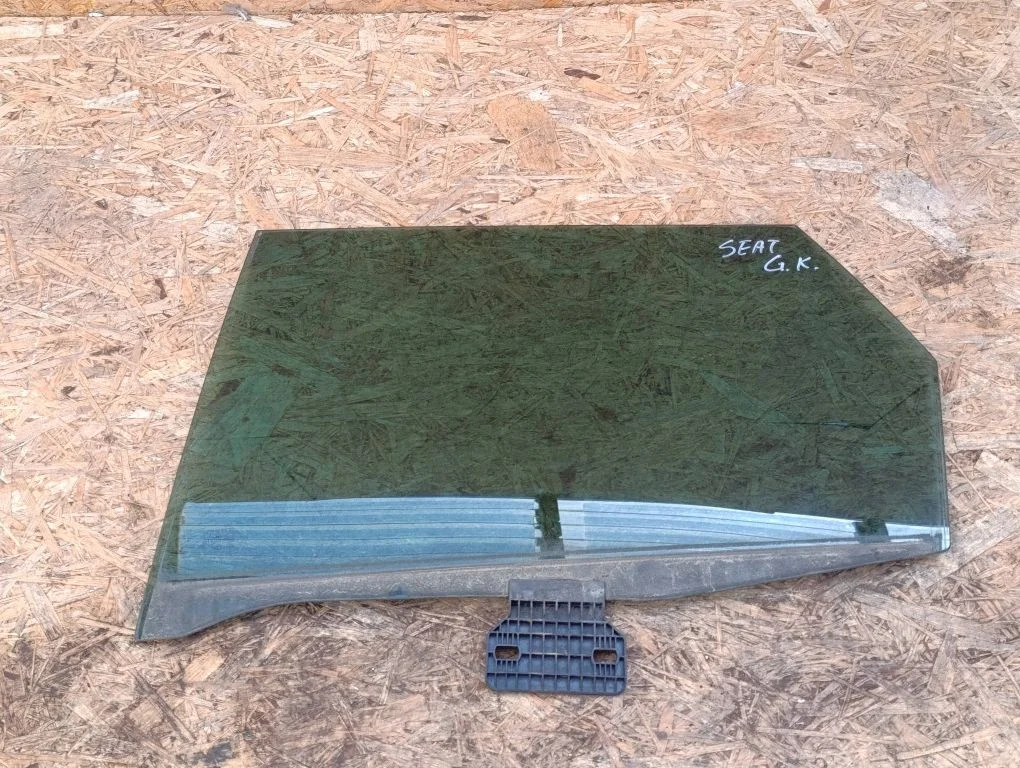 Rear door window glass 43R009628
