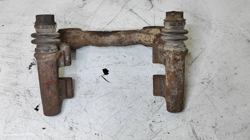 Piduriklotside hoidik/kandur (tagumine)