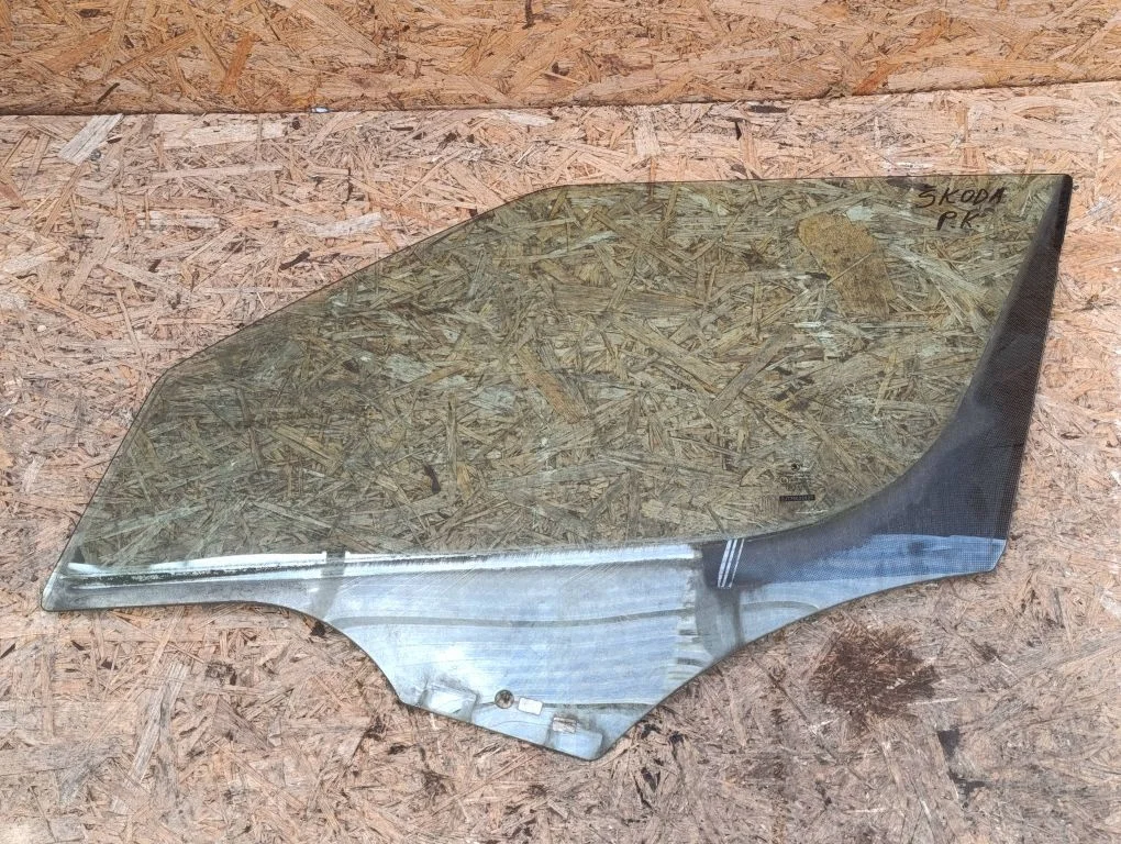 Front door window glass four-door E643R00048