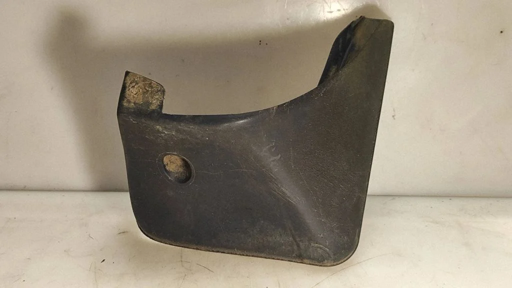 Front mudguard – rear right