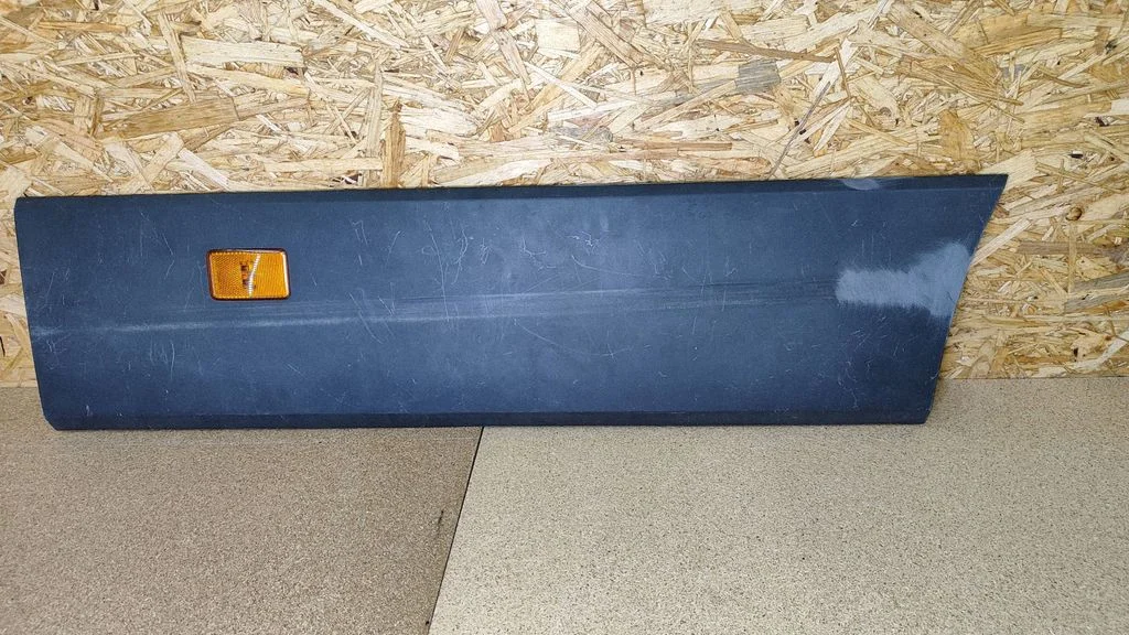 Esiukse liist (mold) 7C0854940