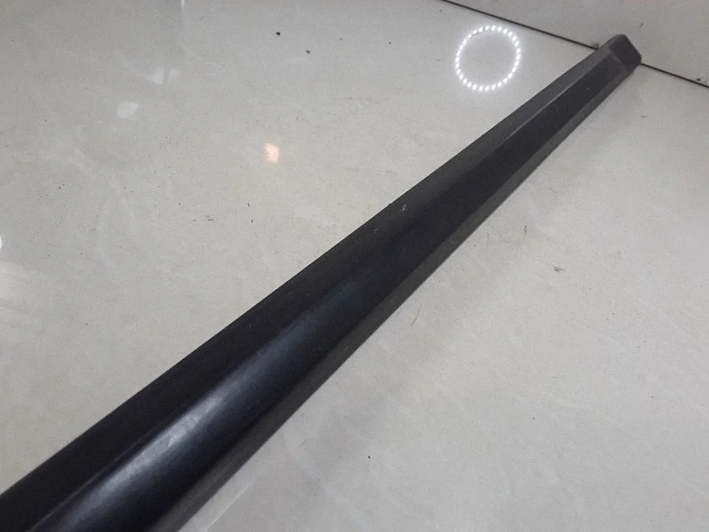 Front door trim (molding) 1977274