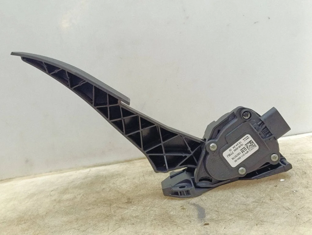 Accelerator throttle pedal – Opel Astra K (2015-2021)