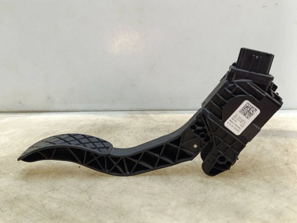 Accelerator throttle pedal 1S1723503A