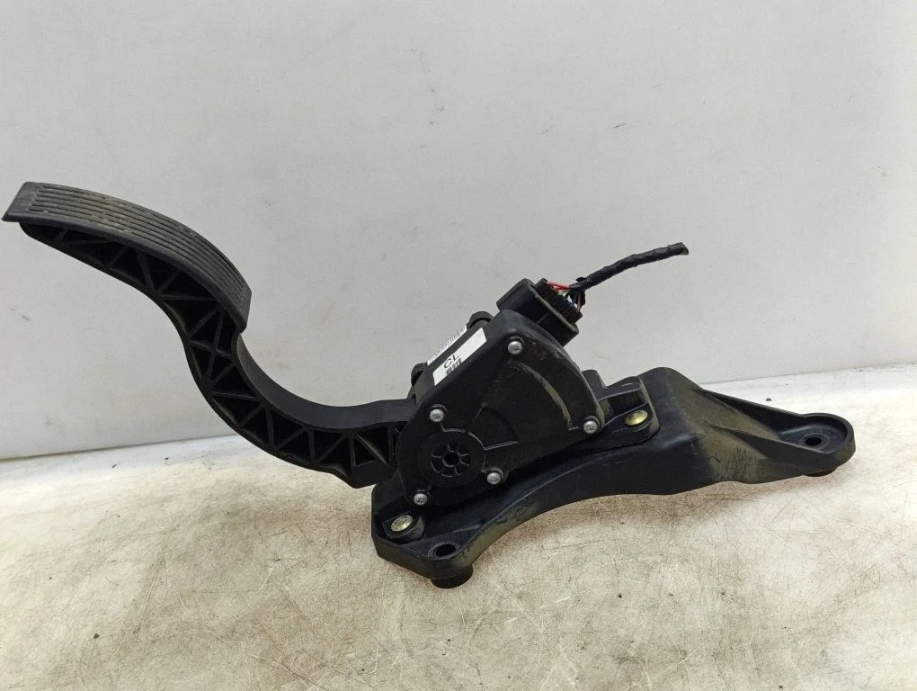 Accelerator throttle pedal 327262B100
