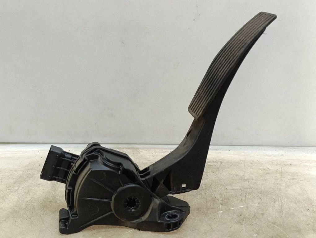 Accelerator throttle pedal – Opel Astra J (2010-2015)