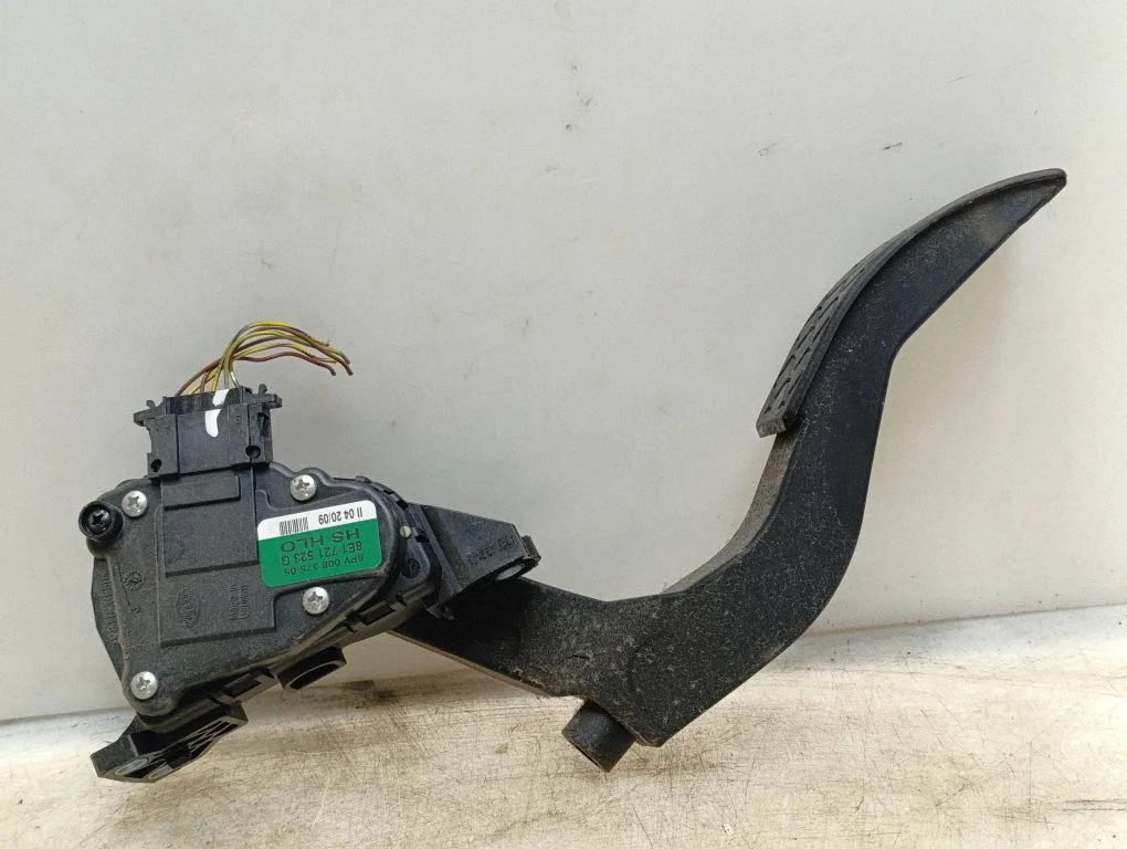 Accelerator throttle pedal 8E1721523G