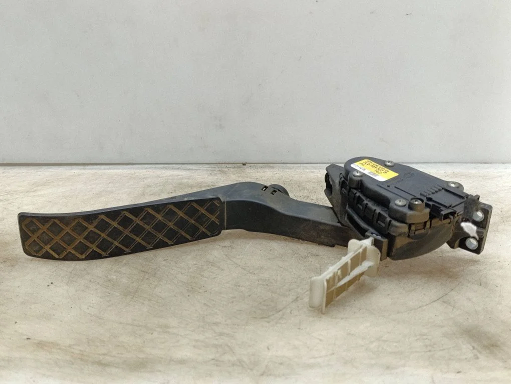 Accelerator throttle pedal 7L0723507B