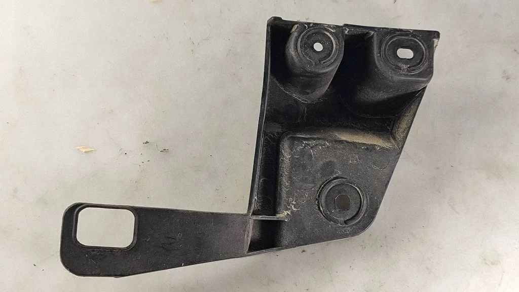 Bumper support mounting bracket corner – BMW X3 E83 (2003-2010)