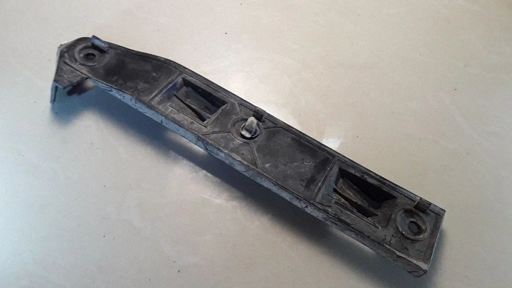 Bumper support mounting bracket corner – Volkswagen Golf IV (1998-2005)