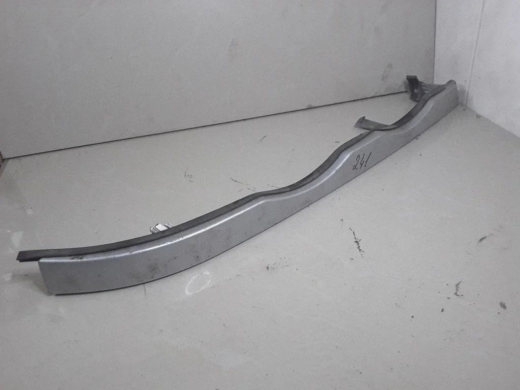 Under headlight/headlamp trim – BMW 3 Series E46 (1998-2005)