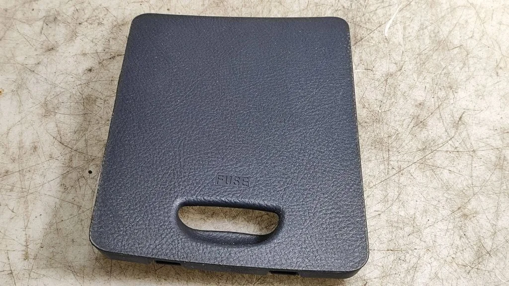 Fuse box cover – Hyundai Santa Fe (2006-2012)