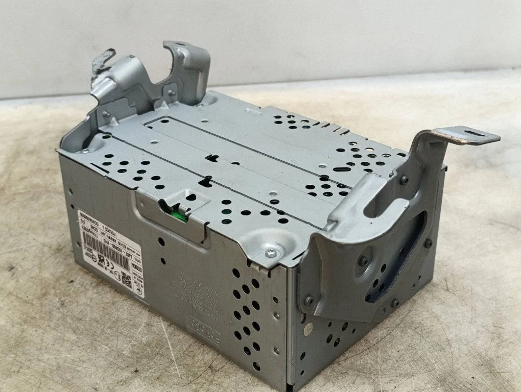 Radio, odtwarzacz CD/DVD, nawigacja LJ8T18D890ZHD