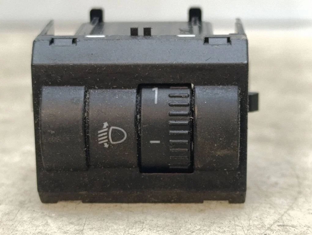 Headlight level height control switch – Skoda Roomster (5J) (2006-2015)