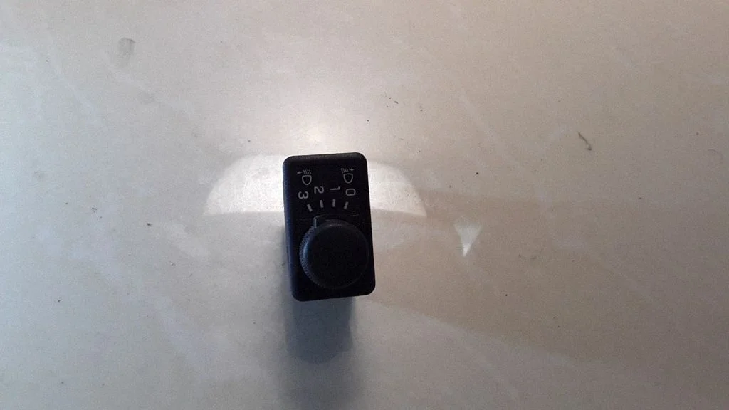 Headlight level height control switch – Nissan Almera N16 (2000-2010)
