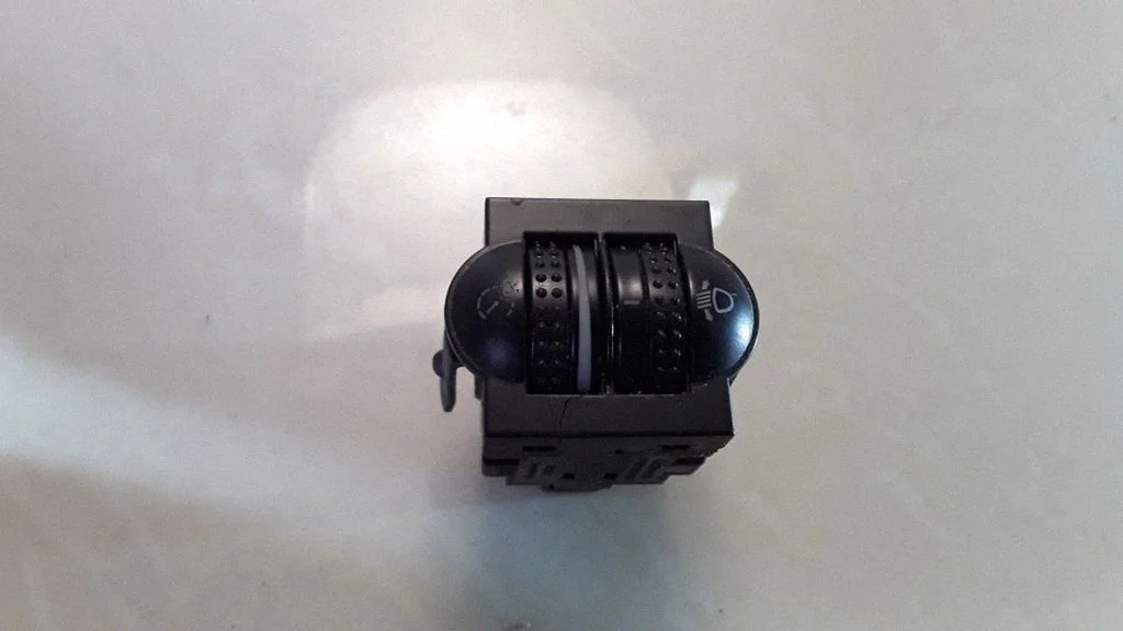 Headlight level height control switch – Volkswagen Passat B5 (1997-2000)