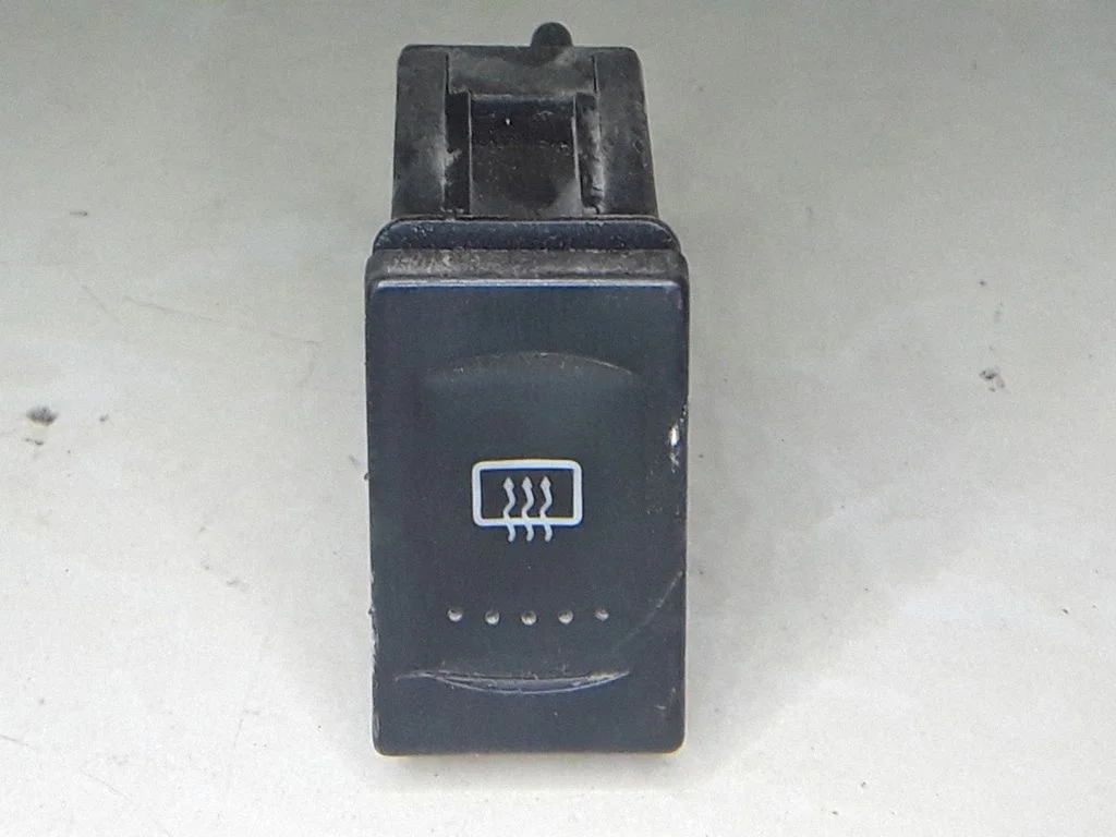 Przełącznik ogrzewania szyby – Volkswagen Passat B5 (1997-2000)