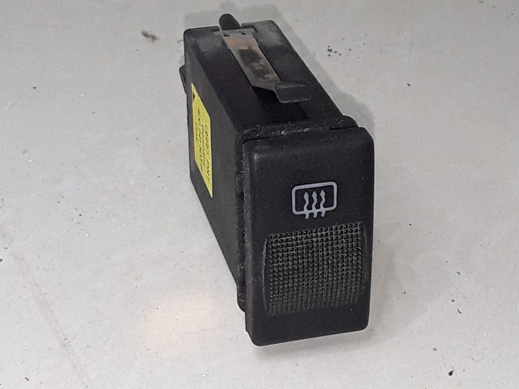 Przełącznik ogrzewania szyby – Audi A4 S4 B5 8D (1994-1999)