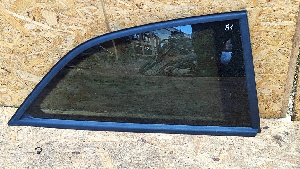 Rear side window 8X3845300A