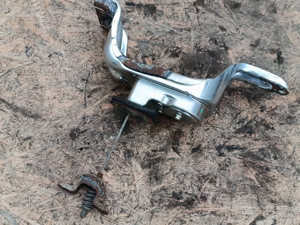Spare wheel mounting bracket