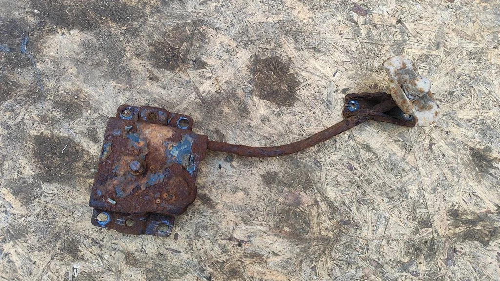 Spare wheel mounting bracket – Toyota Corolla Verso AR10 (2004-2009)