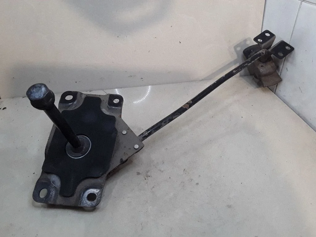 Spare wheel mounting bracket – Hyundai Santa Fe (2006-2012)