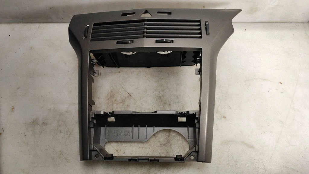 Radio/GPS head unit trim – Opel Astra H (2004-2012)