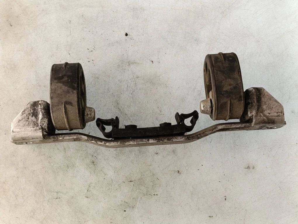 Summuti kinnitus/ hoidik – Audi A4 S4 B7 8E 8H (2005-2008)