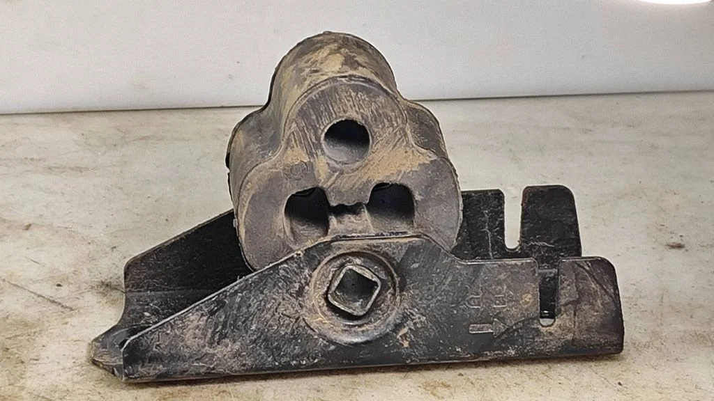 Summuti kinnitus/ hoidik – Nissan Qashqai J12 (2021-)