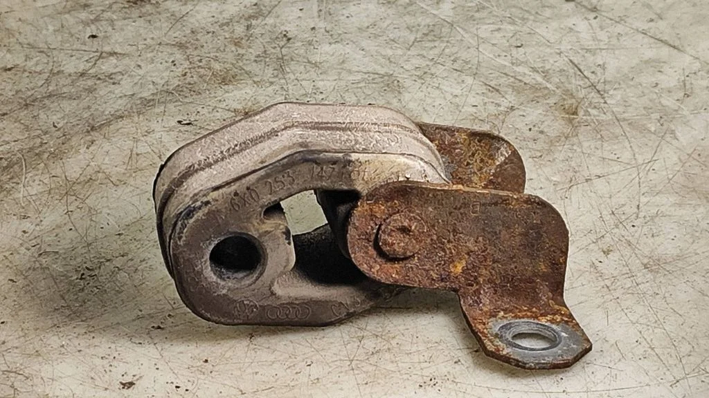Summuti kinnitus/ hoidik – Audi A1 (2010-2018)