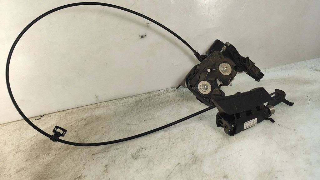 Seat back rest lock catch – Mercedes-Benz E-Class W212 (2009-2016)
