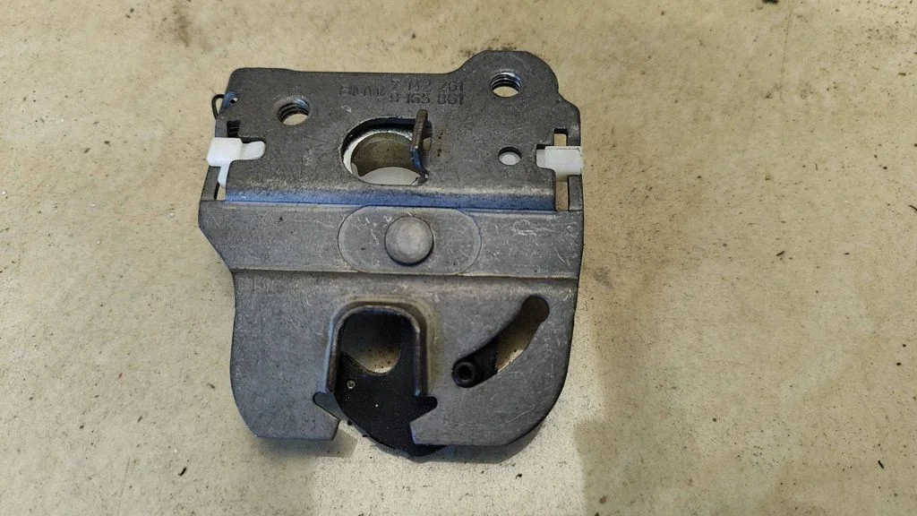 Seat back rest lock catch – BMW 3 Series E90 E91 (2005-2012)