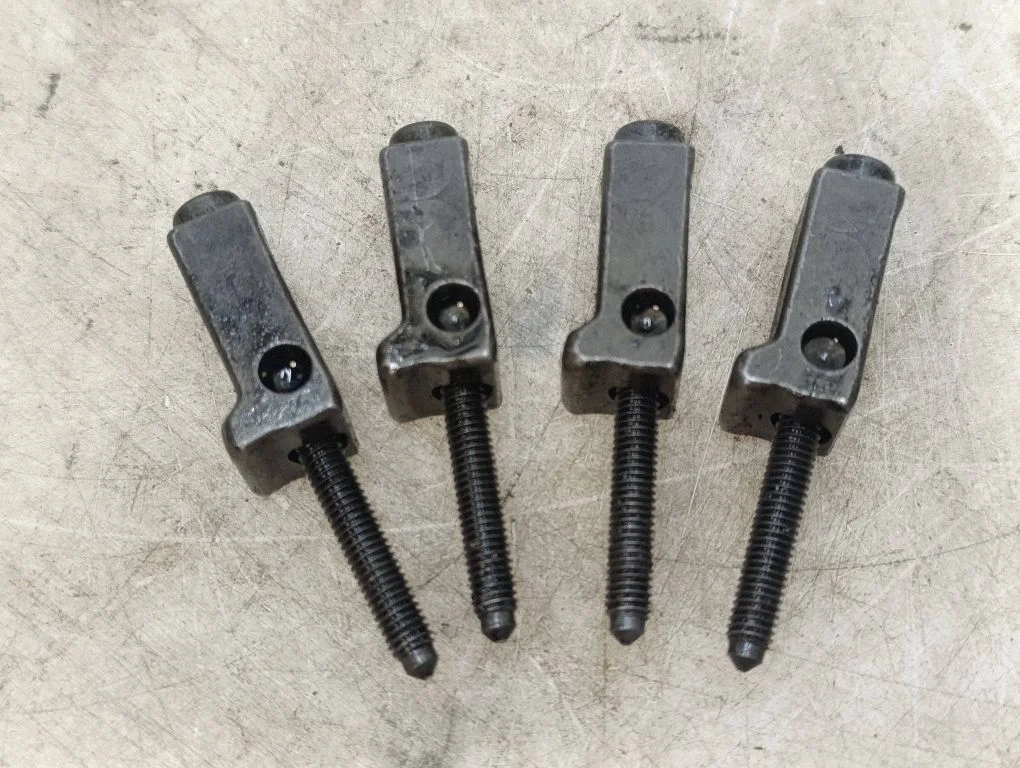 Docisk wtryskiwacza – Audi A4 S4 B6 8E 8H (2001-2005)