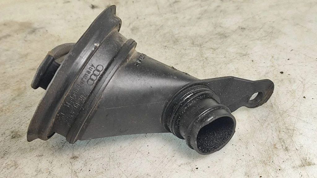 Oil filler cap – Volkswagen Phaeton (2002-2016)