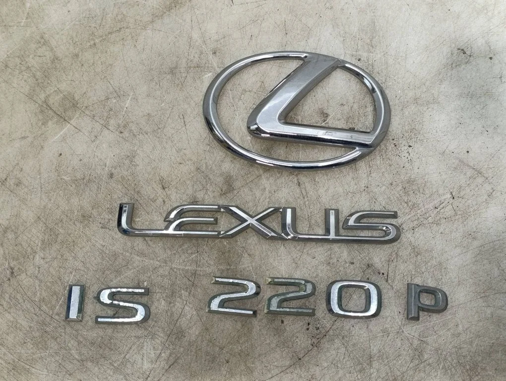 Manufacturers badge/model letters – Lexus IS 220D-250-350 (2006-2013)