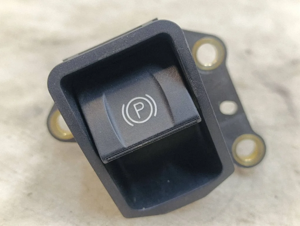 Hand parking brake switch – Toyota Avensis T270 (2009-2012)