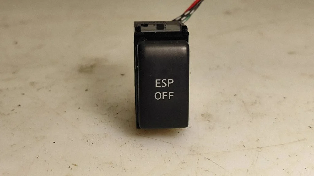 ESP (stability program) switch – Nissan Qashqai+2 (2008-2010)