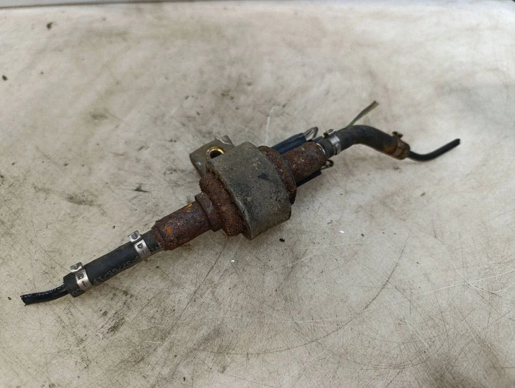 Webasto auxiliary heater fuel pump – Volkswagen Touareg I (2002-2010)