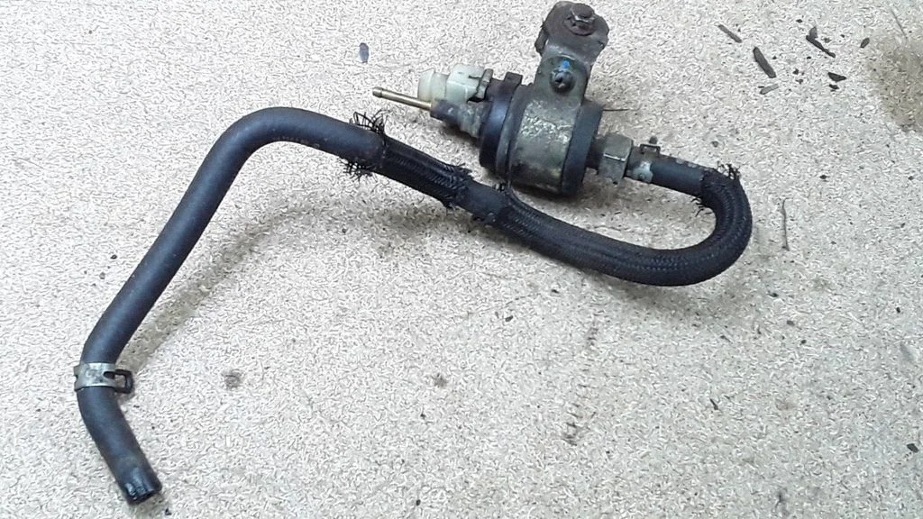 Webasto auxiliary heater fuel pump – Toyota Matrix (E130) (2001-2008)