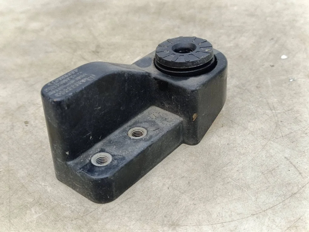 Radiator mount bracket – Opel Astra K (2015-2021)