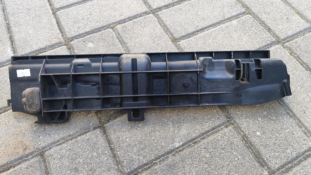 Radiator mount bracket – BMW 3 Series E90 E91 (2005-2012)