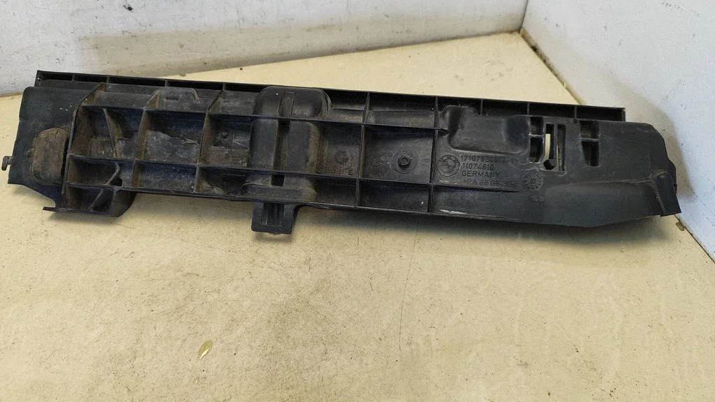 Radiator mount bracket – BMW 3 Series E90 E91 (2005-2012)