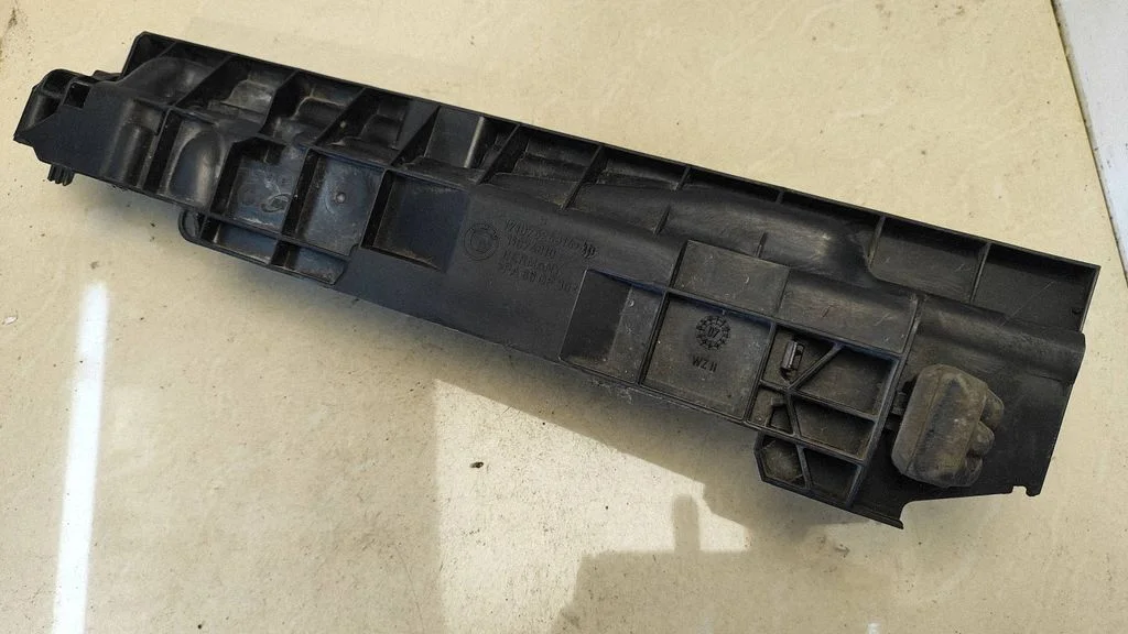 Radiator mount bracket – BMW 3 Series E90 E91 (2005-2012)