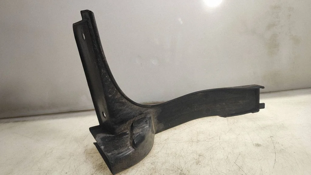 Tailgate trim – Mitsubishi Outlander (2007-2012)